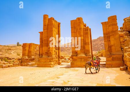 Das Temenos-Tor an der Kolonnadenstraße Petra Jordan. Stockfoto