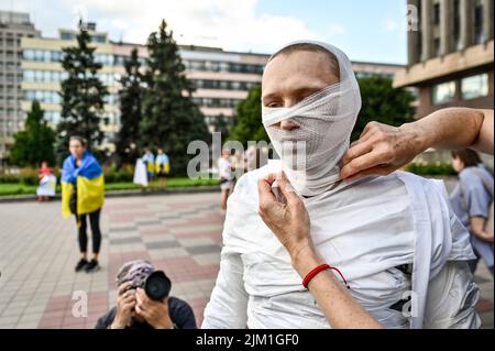 Non Exclusive: ZAPORIZHZHIA, UKRAINE - 3. AUGUST 2022 - Eine Aufführung, die von Verwandten und Freunden von Mariupol-Verteidigern inszeniert wurde, um die sofortige Forderung zu stellen Stockfoto