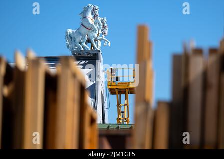 München, Deutschland. 04. August 2022. Ein Arbeiter malt die Wand eines Festzeltes auf dem Oktoberfest. Auf einer Pressekonferenz am 04.08.2022 sollen die Innovationen auf dem Oktoberfest 2022 vorgestellt werden. Das Oktoberfest findet in diesem Jahr von 17.09.2022 bis 03.10.2022 statt. Quelle: Sven Hoppe/dpa/Alamy Live News Stockfoto