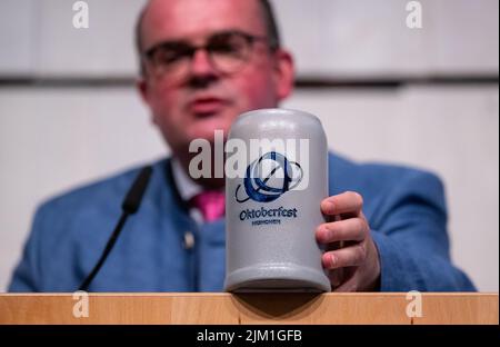 München, Deutschland. 04. August 2022. Clemens Baumgärtner (CSU), Ministerium für Wirtschaft und Arbeit der Stadt München und Leiter des Oktoberfestes, nimmt an einer Pressekonferenz zum Oktoberfest 2022 Teil und präsentiert das neue Oktoberfest-Logo auf einem bierstein. Auf der Pressekonferenz wurden die Innovationen auf dem Oktoberfest 2022 vorgestellt. In diesem Jahr findet das Oktoberfest von 17.09.2022 bis 03.10.2022 statt. Quelle: Sven Hoppe/dpa/Alamy Live News Stockfoto