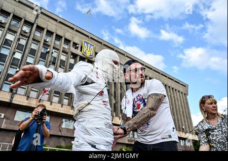 Non Exclusive: ZAPORIZHZHIA, UKRAINE - 3. AUGUST 2022 - Eine Aufführung, die von Verwandten und Freunden von Mariupol-Verteidigern inszeniert wurde, um die sofortige Forderung zu stellen Stockfoto