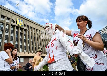 Non Exclusive: ZAPORIZHZHIA, UKRAINE - 3. AUGUST 2022 - Eine Aufführung, die von Verwandten und Freunden von Mariupol-Verteidigern inszeniert wurde, um die sofortige Forderung zu stellen Stockfoto