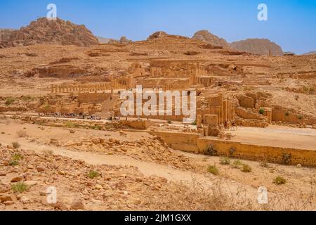 Der große Tempelkomplex und das Temenos-Tor an der Kolonnadenstraße Petra Jordan. Stockfoto