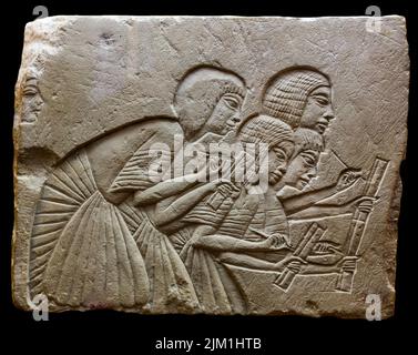 Relief von vier Schriftgelehrten, aus dem Grab von Horemheb, Saqqara. Museum: Museo Archaeologico Nazionale, Florenz. Autor: ALTES ÄGYPTEN. Stockfoto
