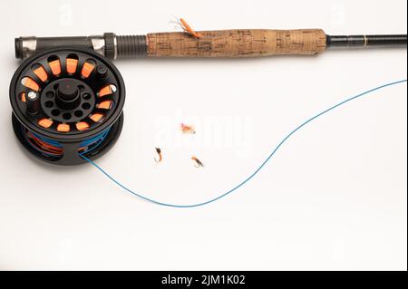 Fliegenfischen Haspel, Rute und Fliegen auf einem weißen Hintergrund mit Kopierraum Stockfoto