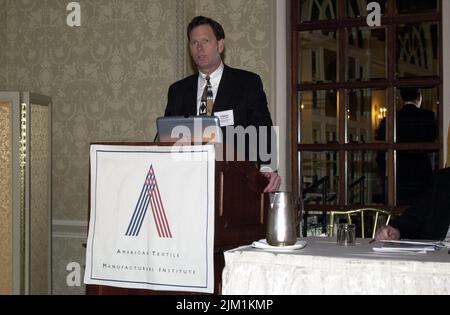 Büro des Sekretärs - SEKRETÄR DONALD EVANS PRÄSENTATION AN TEXTILHERSTELLER Stockfoto