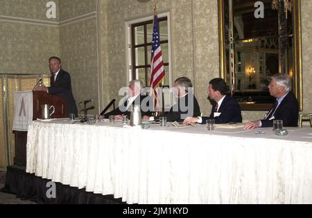 Büro des Sekretärs - SEKRETÄR DONALD EVANS PRÄSENTATION AN TEXTILHERSTELLER Stockfoto