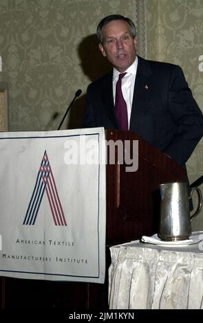 Büro des Sekretärs - SEKRETÄR DONALD EVANS PRÄSENTATION AN TEXTILHERSTELLER Stockfoto