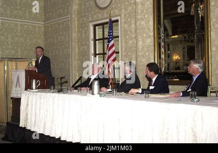 Büro des Sekretärs - SEKRETÄR DONALD EVANS PRÄSENTATION AN TEXTILHERSTELLER Stockfoto
