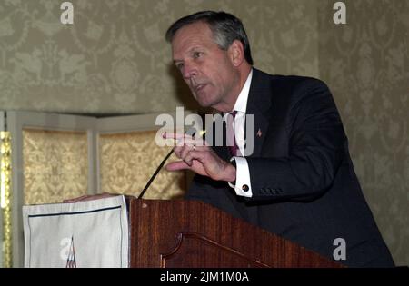 Büro des Sekretärs - SEKRETÄR DONALD EVANS PRÄSENTATION AN TEXTILHERSTELLER Stockfoto