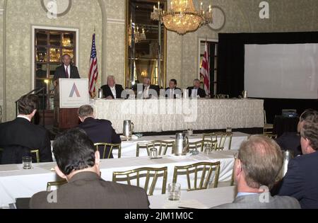 Büro des Sekretärs - SEKRETÄR DONALD EVANS PRÄSENTATION AN TEXTILHERSTELLER Stockfoto