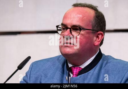 München, Deutschland. 04. August 2022. Clemens Baumgärtner (CSU), Ministerium für Wirtschaft und Arbeit der Stadt München und Leiter der Wiesn, nimmt an einer Pressekonferenz zum Oktoberfest 2022 Teil. Auf der Pressekonferenz wurden die Innovationen auf dem Oktoberfest 2022 vorgestellt. Das Oktoberfest findet in diesem Jahr von 17.09.2022 bis 03.10.2022 statt. Quelle: Sven Hoppe/dpa/Alamy Live News Stockfoto