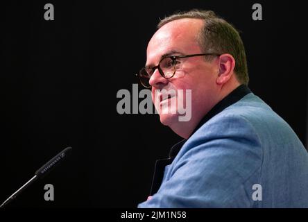 München, Deutschland. 04. August 2022. Clemens Baumgärtner (CSU), Ministerium für Wirtschaft und Arbeit der Stadt München und Leiter der Wiesn, nimmt an einer Pressekonferenz zum Oktoberfest 2022 Teil. Auf der Pressekonferenz wurden die Innovationen auf dem Oktoberfest 2022 vorgestellt. Das Oktoberfest findet in diesem Jahr von 17.09.2022 bis 03.10.2022 statt. Quelle: Sven Hoppe/dpa/Alamy Live News Stockfoto