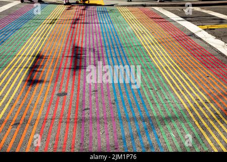 Blick auf die Straße Castro mit Fußgängerübergängen in Regenbogenfarbe als Symbol für die schwulen homosexuellen Menschen, die in diesem Viertel in San F leben Stockfoto