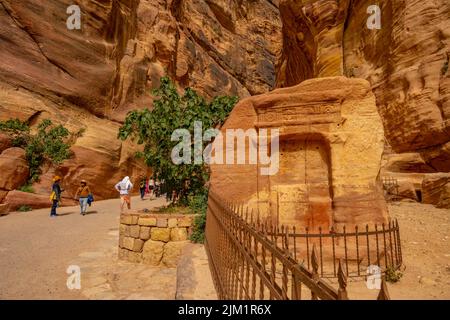 Nabatean Felszeichnungen in Al-Siq der Canyon Eingang zu Petra Jordan. Stockfoto