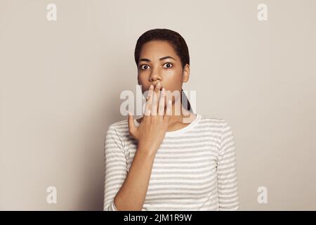 Porträt von attraktiven schockiert Frau auf weißem Hintergrund Stockfoto