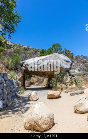 Tunnelgestein am Eingang des Mammutbaum-Nationalparks drei Flüsse, USA Stockfoto