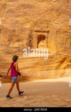 Nabatean Felszeichnungen in Al-Siq der Canyon Eingang zu Petra Jordan. Stockfoto