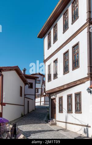 Restaurierte alte Häuser in den Mauern des Schlosses Ankara, der alten Stadtmauer der türkischen Hauptstadt. Stockfoto