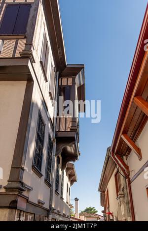 Restaurierte alte Häuser in den Mauern des Schlosses Ankara, der alten Stadtmauer der türkischen Hauptstadt. Stockfoto