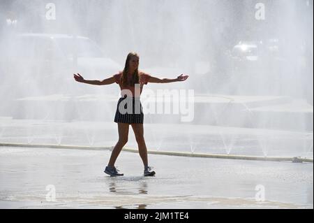 Wien, Österreich. 4. August 2022. Hitzewelle in Wien. Tagsüber werden bis zu 34 Grad Celsius erwartet. Die Stadt Wien hat 170 Wasserduschen eingerichtet, um sich abzukühlen. Quelle: Franz Perc/Alamy Live News Stockfoto