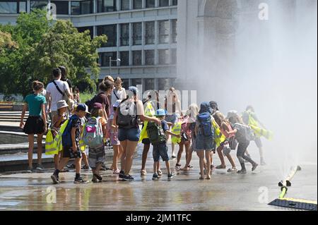 Wien, Österreich. 4. August 2022. Hitzewelle in Wien. Tagsüber werden bis zu 34 Grad Celsius erwartet. Die Stadt Wien hat 170 Wasserduschen eingerichtet, um sich abzukühlen. Quelle: Franz Perc/Alamy Live News Stockfoto