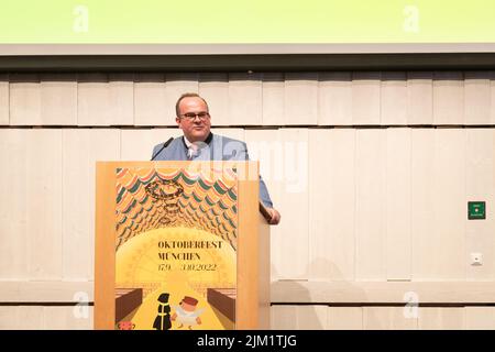 München, Deutschland. 04. August 2022. Clemens Baumgärtner (CSU), Leiter des Referats für Wirtschaft und Arbeit der Stadt München und damit Leiter der Wiesn, bei der Pressekonferenz zum Oktoberfest 2022. Baumgärtner stellte den aktuellen Stand der Vorbereitungen und die Innovationen vor. In diesem Jahr findet die Wiesn vom 17. September .2022 bis zum 3.. Oktober 2022 statt. (Foto: Alexander Pohl/Sipa USA) Quelle: SIPA USA/Alamy Live News Stockfoto