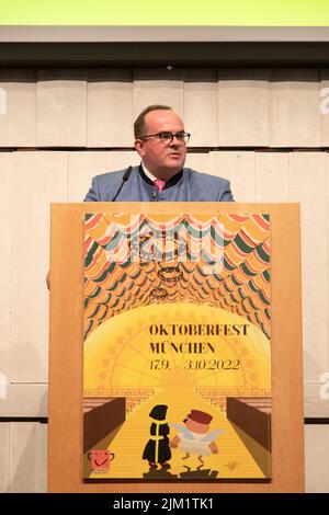 München, Deutschland. 04. August 2022. Clemens Baumgärtner (CSU), Leiter des Referats für Wirtschaft und Arbeit der Stadt München und damit Leiter der Wiesn, bei der Pressekonferenz zum Oktoberfest 2022. Baumgärtner stellte den aktuellen Stand der Vorbereitungen und die Innovationen vor. In diesem Jahr findet die Wiesn vom 17. September .2022 bis zum 3.. Oktober 2022 statt. (Foto: Alexander Pohl/Sipa USA) Quelle: SIPA USA/Alamy Live News Stockfoto