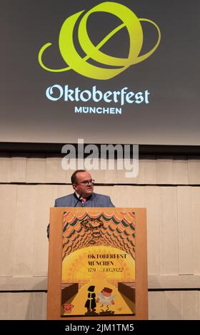 München, Deutschland. 04. August 2022. Clemens Baumgärtner (CSU), Leiter des Referats für Wirtschaft und Arbeit der Stadt München und damit Leiter der Wiesn, bei der Pressekonferenz zum Oktoberfest 2022. Baumgärtner stellte den aktuellen Stand der Vorbereitungen und die Innovationen vor. In diesem Jahr findet die Wiesn vom 17. September .2022 bis zum 3.. Oktober 2022 statt. (Foto: Alexander Pohl/Sipa USA) Quelle: SIPA USA/Alamy Live News Stockfoto