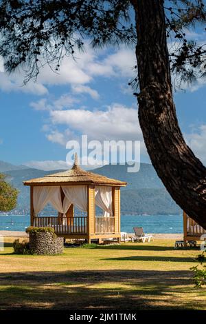 Luxuriöse und komfortable Cabana unter den Bäumen am Hotelstrand Stockfoto