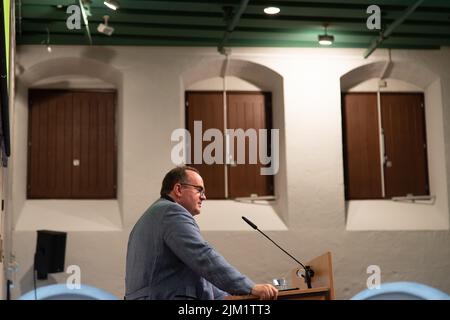 München, Deutschland. 04. August 2022. Clemens Baumgärtner (CSU), Leiter des Referats für Wirtschaft und Arbeit der Stadt München und damit Leiter der Wiesn, bei der Pressekonferenz zum Oktoberfest 2022. Baumgärtner stellte den aktuellen Stand der Vorbereitungen und die Innovationen vor. In diesem Jahr findet die Wiesn vom 17. September .2022 bis zum 3.. Oktober 2022 statt. (Foto: Alexander Pohl/Sipa USA) Quelle: SIPA USA/Alamy Live News Stockfoto