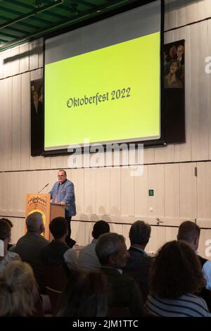 München, Deutschland. 04. August 2022. Clemens Baumgärtner (CSU), Leiter des Referats für Wirtschaft und Arbeit der Stadt München und damit Leiter der Wiesn, bei der Pressekonferenz zum Oktoberfest 2022. Baumgärtner stellte den aktuellen Stand der Vorbereitungen und die Innovationen vor. In diesem Jahr findet die Wiesn vom 17. September .2022 bis zum 3.. Oktober 2022 statt. (Foto: Alexander Pohl/Sipa USA) Quelle: SIPA USA/Alamy Live News Stockfoto