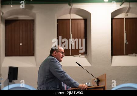 München, Deutschland. 04. August 2022. Clemens Baumgärtner (CSU), Leiter des Referats für Wirtschaft und Arbeit der Stadt München und damit Leiter der Wiesn, bei der Pressekonferenz zum Oktoberfest 2022. Baumgärtner stellte den aktuellen Stand der Vorbereitungen und die Innovationen vor. In diesem Jahr findet die Wiesn vom 17. September .2022 bis zum 3.. Oktober 2022 statt. (Foto: Alexander Pohl/Sipa USA) Quelle: SIPA USA/Alamy Live News Stockfoto