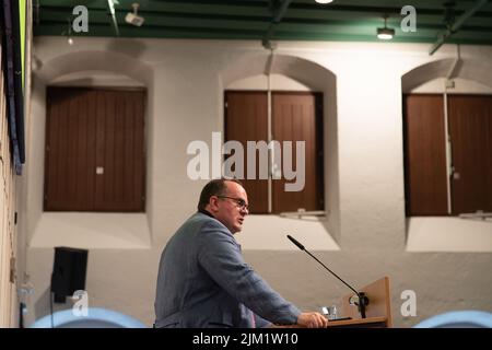 München, Deutschland. 04. August 2022. Clemens Baumgärtner (CSU), Leiter des Referats für Wirtschaft und Arbeit der Stadt München und damit Leiter der Wiesn, bei der Pressekonferenz zum Oktoberfest 2022. Baumgärtner stellte den aktuellen Stand der Vorbereitungen und die Innovationen vor. In diesem Jahr findet die Wiesn vom 17. September .2022 bis zum 3.. Oktober 2022 statt. (Foto: Alexander Pohl/Sipa USA) Quelle: SIPA USA/Alamy Live News Stockfoto