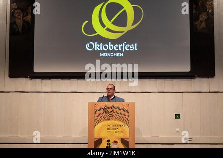 München, Deutschland. 04. August 2022. Clemens Baumgärtner (CSU), Leiter des Referats für Wirtschaft und Arbeit der Stadt München und damit Leiter der Wiesn, bei der Pressekonferenz zum Oktoberfest 2022. Baumgärtner stellte den aktuellen Stand der Vorbereitungen und die Innovationen vor. In diesem Jahr findet die Wiesn vom 17. September .2022 bis zum 3.. Oktober 2022 statt. (Foto: Alexander Pohl/Sipa USA) Quelle: SIPA USA/Alamy Live News Stockfoto