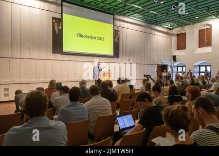 München, Deutschland. 04. August 2022. Clemens Baumgärtner (CSU), Leiter des Referats für Wirtschaft und Arbeit der Stadt München und damit Leiter der Wiesn, bei der Pressekonferenz zum Oktoberfest 2022. Baumgärtner stellte den aktuellen Stand der Vorbereitungen und die Innovationen vor. In diesem Jahr findet die Wiesn vom 17. September .2022 bis zum 3.. Oktober 2022 statt. (Foto: Alexander Pohl/Sipa USA) Quelle: SIPA USA/Alamy Live News Stockfoto
