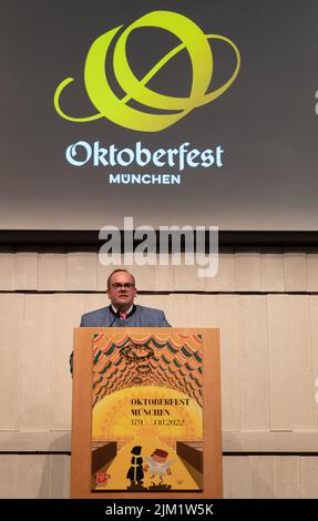 München, Deutschland. 04. August 2022. Clemens Baumgärtner (CSU), Leiter des Referats für Wirtschaft und Arbeit der Stadt München und damit Leiter der Wiesn, bei der Pressekonferenz zum Oktoberfest 2022. Baumgärtner stellte den aktuellen Stand der Vorbereitungen und die Innovationen vor. In diesem Jahr findet die Wiesn vom 17. September .2022 bis zum 3.. Oktober 2022 statt. (Foto: Alexander Pohl/Sipa USA) Quelle: SIPA USA/Alamy Live News Stockfoto