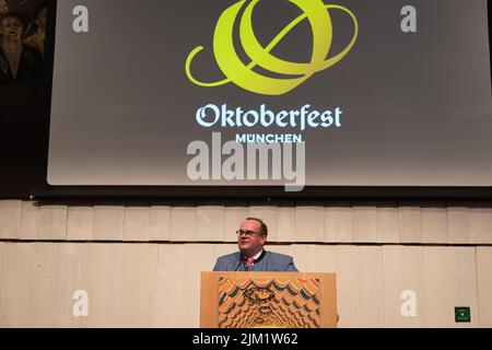 München, Deutschland. 04. August 2022. Clemens Baumgärtner (CSU), Leiter des Referats für Wirtschaft und Arbeit der Stadt München und damit Leiter der Wiesn, bei der Pressekonferenz zum Oktoberfest 2022. Baumgärtner stellte den aktuellen Stand der Vorbereitungen und die Innovationen vor. In diesem Jahr findet die Wiesn vom 17. September .2022 bis zum 3.. Oktober 2022 statt. (Foto: Alexander Pohl/Sipa USA) Quelle: SIPA USA/Alamy Live News Stockfoto