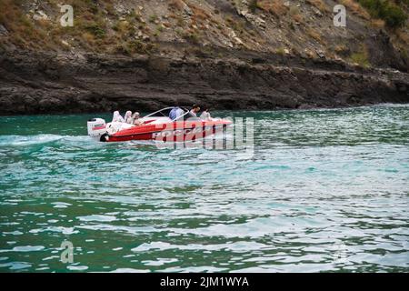Dagestan, Russland - 20. Juli 2022: Schnellboot mit Touristen in der Sulak-Schlucht. Eine der tiefsten Schluchten der Welt und die tiefste in Europa. Natura Stockfoto
