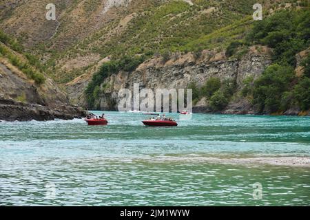 Dagestan, Russland - 20. Juli 2022: Schnellboote mit Touristen in der Sulak-Schlucht. Eine der tiefsten Schluchten der Welt und die tiefste in Europa. Natur Stockfoto