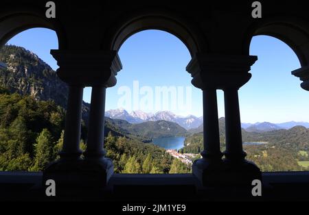 Schwangau, Deutschland. 04. August 2022. Blick auf den Alpsee und das Schloss Hohenschwangau vom Balkon des Schlosses Neuschwanstein. Quelle: Karl-Josef Hildenbrand/dpa/Alamy Live News Stockfoto