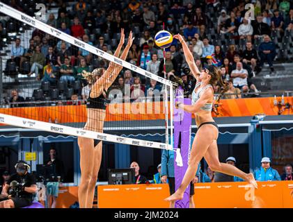 BIRMINGHAM, GROSSBRITANNIEN. 03. August 2022. Alice Zeimann, Shaunna Polley (rechts) aus Neuseeland, nimmt am Mittwoch, den 03. August 2022, in BIRMINGHAM, GROSSBRITANNIEN, am Women’s Beach Volleyball Wettbewerb während der Commonwealth Games 2022 in der Birmingham Arena Teil. Kredit: Taka Wu/Alamy Live Nachrichten Stockfoto