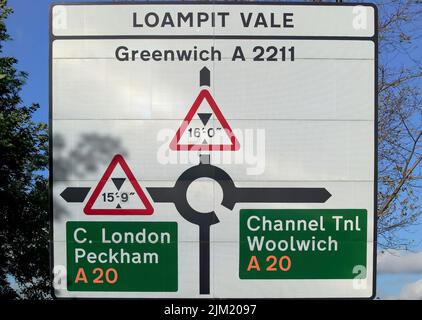 Nahaufnahme eines Verkehrszeichens, auf der Molesworth Street, Blick Richtung Loampit Vale, zeigt die alte Straßenführung am Kreisverkehr Lewisham. Stockfoto