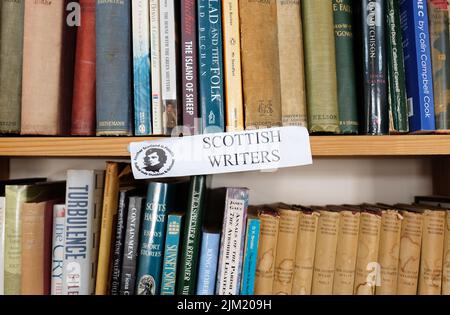 Wigtown, Schottland: Eine Auswahl an alten Büchern schottischer Schriftsteller zum Verkauf im Bookshop, dem größten Secondhand-Buchladen in Wigtown Stockfoto