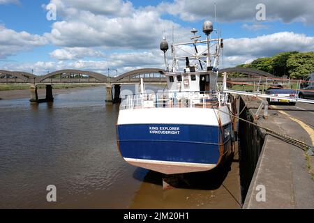 Im Juli 2022 wurde auf dem Fluss Dee in Kirkcudbright in Dumfries und Galloway ein Fischerboot angeschürt Stockfoto