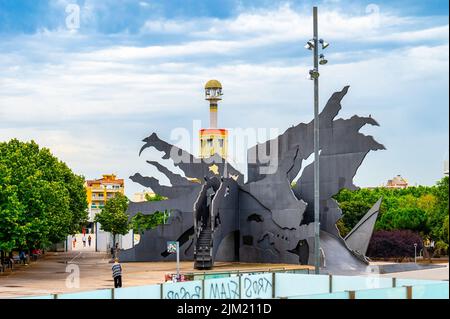 Skulptur eines Drachens im Parc de la Espanya Industrial, Barcelona, Spanien Stockfoto