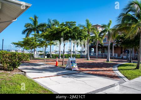 Harborwalk Waterfront Mehrzweckpfad in Punta Gorda, Florida, Charlotte County, Barron Collier Bridge in der Ferne gesehen. Parks und Aktivitäten im Freien Stockfoto