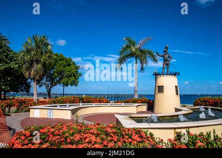 Punta Gorda, Florida, Ponce de Leon Statue Fountain mit Blick auf den Peace River im Hafen von Charlotte County Stockfoto