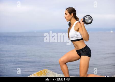 Selbstbewusstes Trainieren Mit Langhantel Während Des Outdoor-Workouts Stockfoto