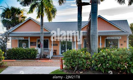 Malerisches und farbenfrohes Einzelhandelsgeschäft in der Innenstadt von Punta Gorda, Florida, Charlotte County im Südwesten Floridas Stockfoto